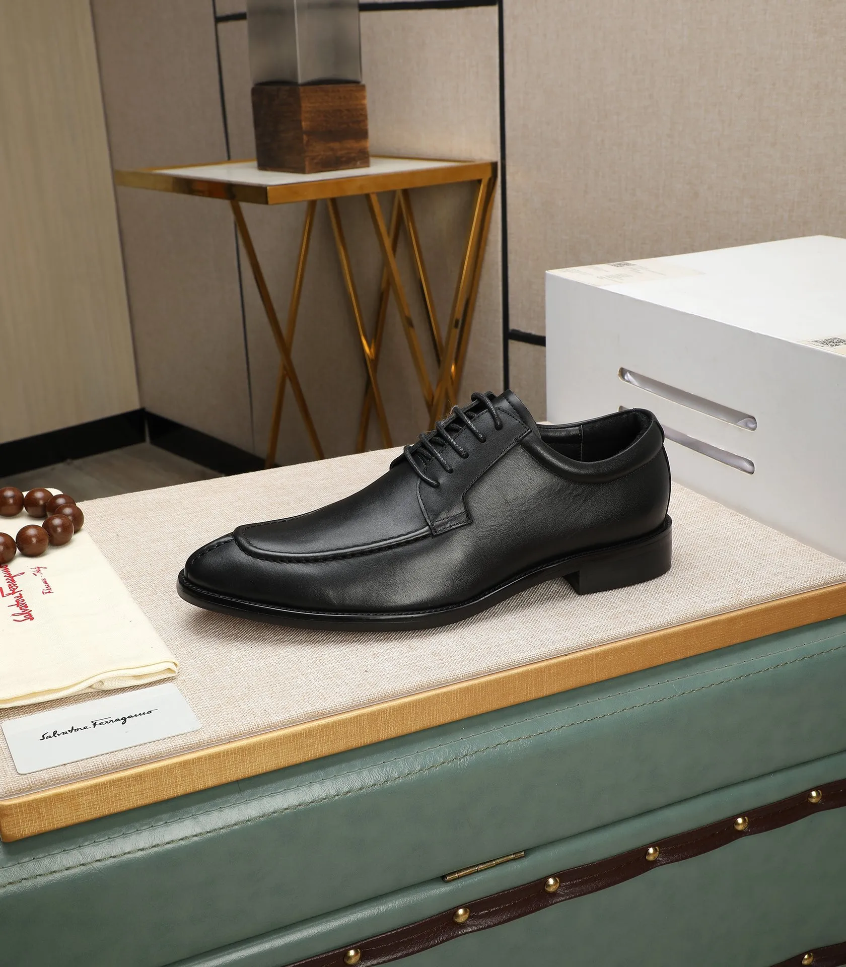 Men's shoes 💰540📛📛(water-dyed cowhide) Salvatore Ferragamo high-end (Salvatore Ferragamo) is the world's top luxury footwear brand. It comes from the fashion kingdom of Italy and is famous all over the world for its traditional handmade design and novel styles...🚶🏻🚶🏻New suit shoes are available simultaneously at the counter. This model is purely handmade. The fabric is imported from Italy's original first-layer cowhide. Soft water-dyed cowhide lining. Original authentic outsole🌀🌀Size: 38➖44 (45 customized)